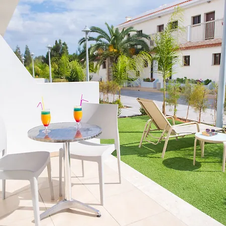 Loutsiana I & Ii Deluxe מלון