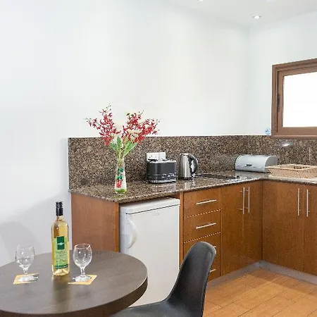 Loutsiana I & Ii Deluxe מלון 3*